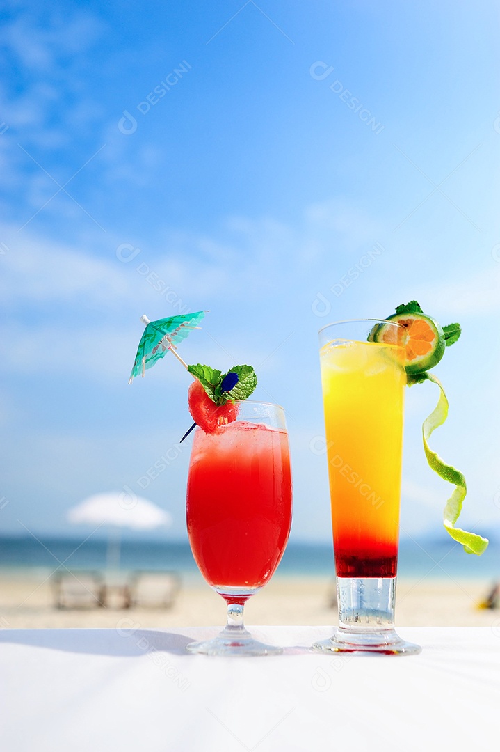 Bebidas de verão com borrão de praia