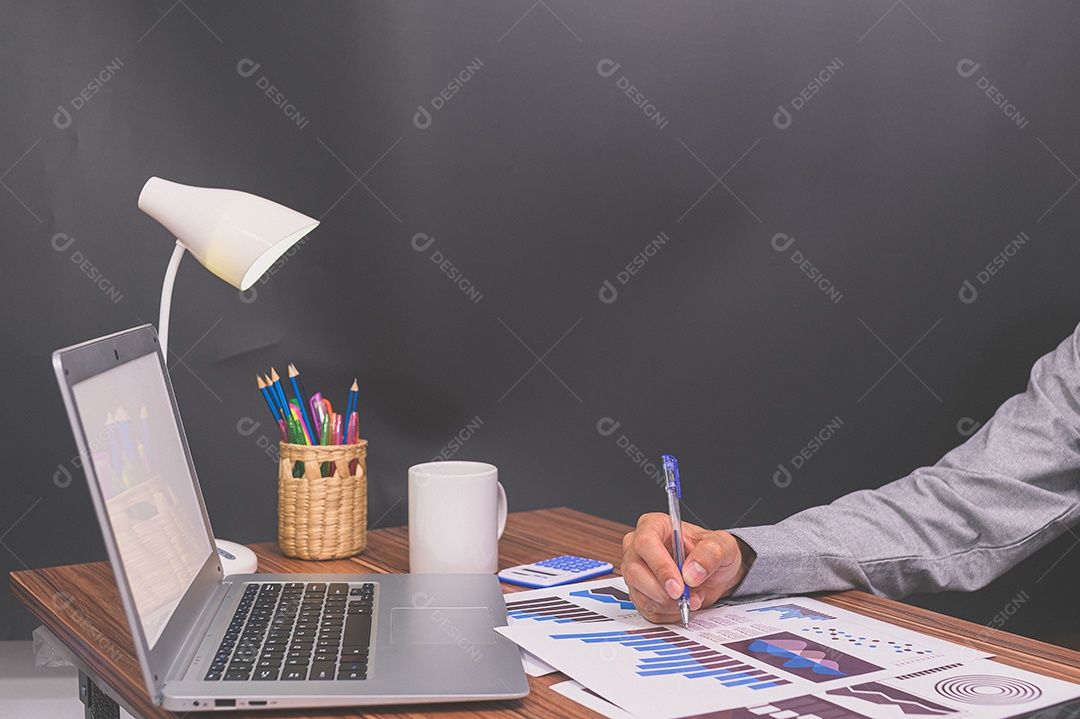 Empresário sentam no trabalho e verificam documentos na mesa da sala