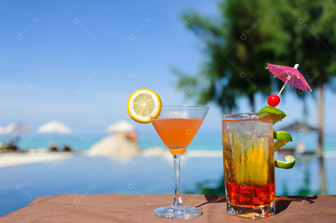 Bebidas de verão com borrão de praia