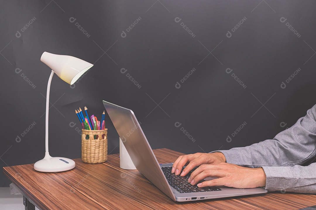 Empresário sentam no trabalho e verificam documentos na mesa da sala