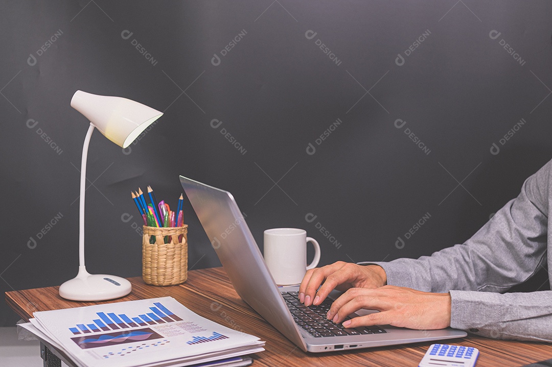 Empresário sentam no trabalho e verificam documentos na mesa da sala