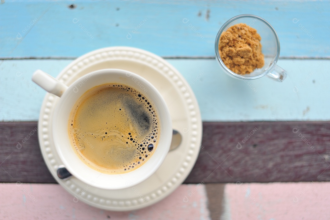 Café na mesa de madeira