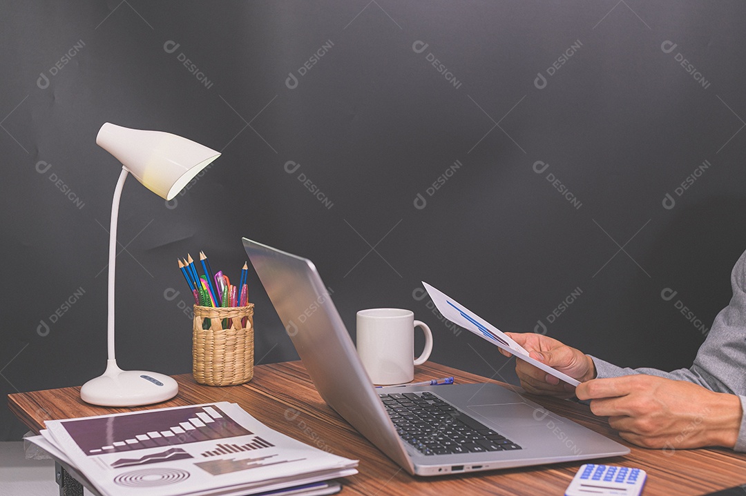 Empresário sentam no trabalho e verificam documentos na mesa da sala