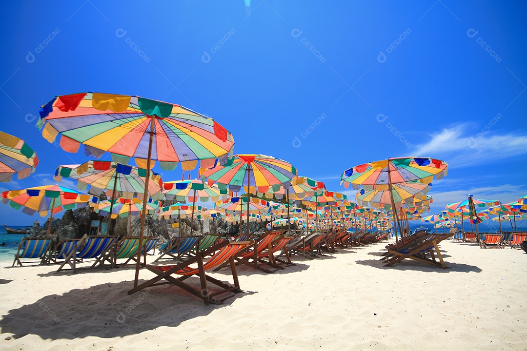 Praia de PHUKET com guarda-chuva colorido