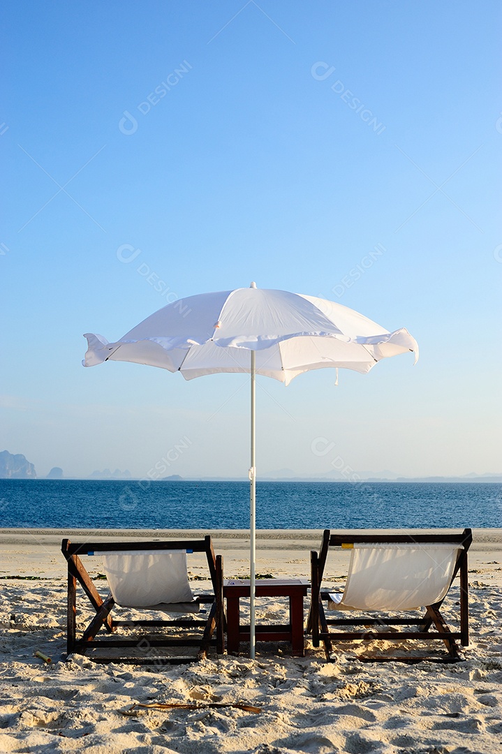 Cadeiras de praia na praia