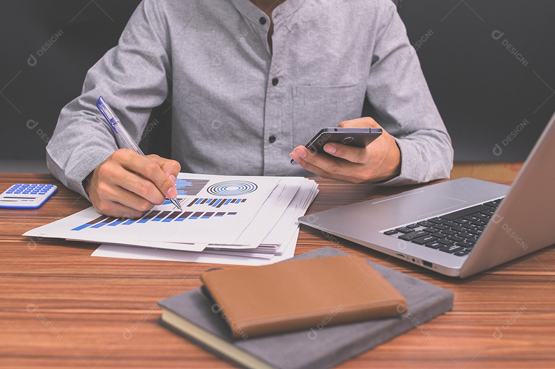 Empresário sentam no trabalho e verificam documentos na mesa da sala