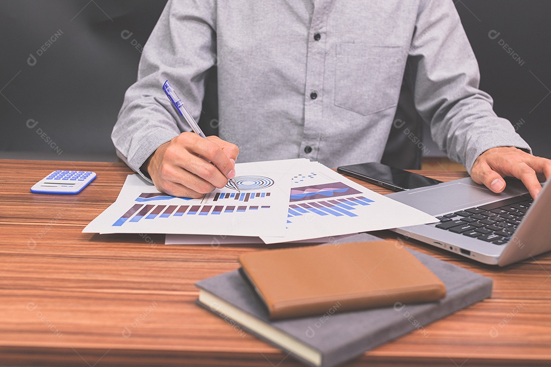 Empresário sentam no trabalho e verificam documentos na mesa da sala