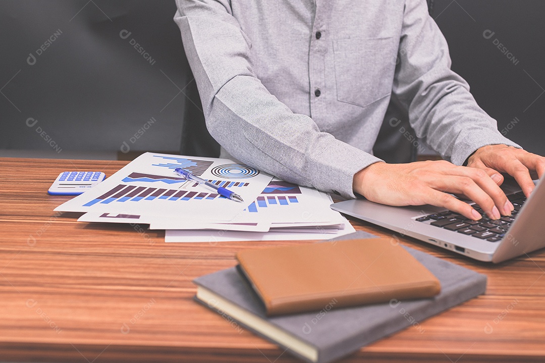 Empresário sentam no trabalho e verificam documentos na mesa da sala