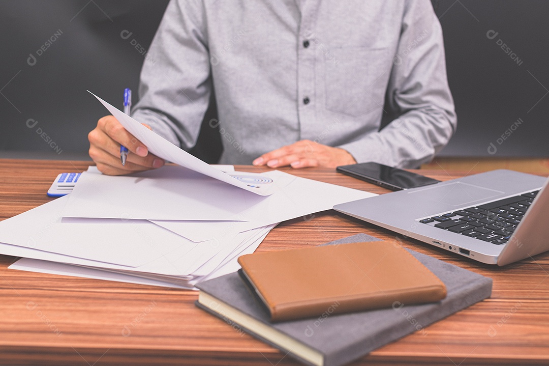 Empresário sentam no trabalho e verificam documentos na mesa da sala