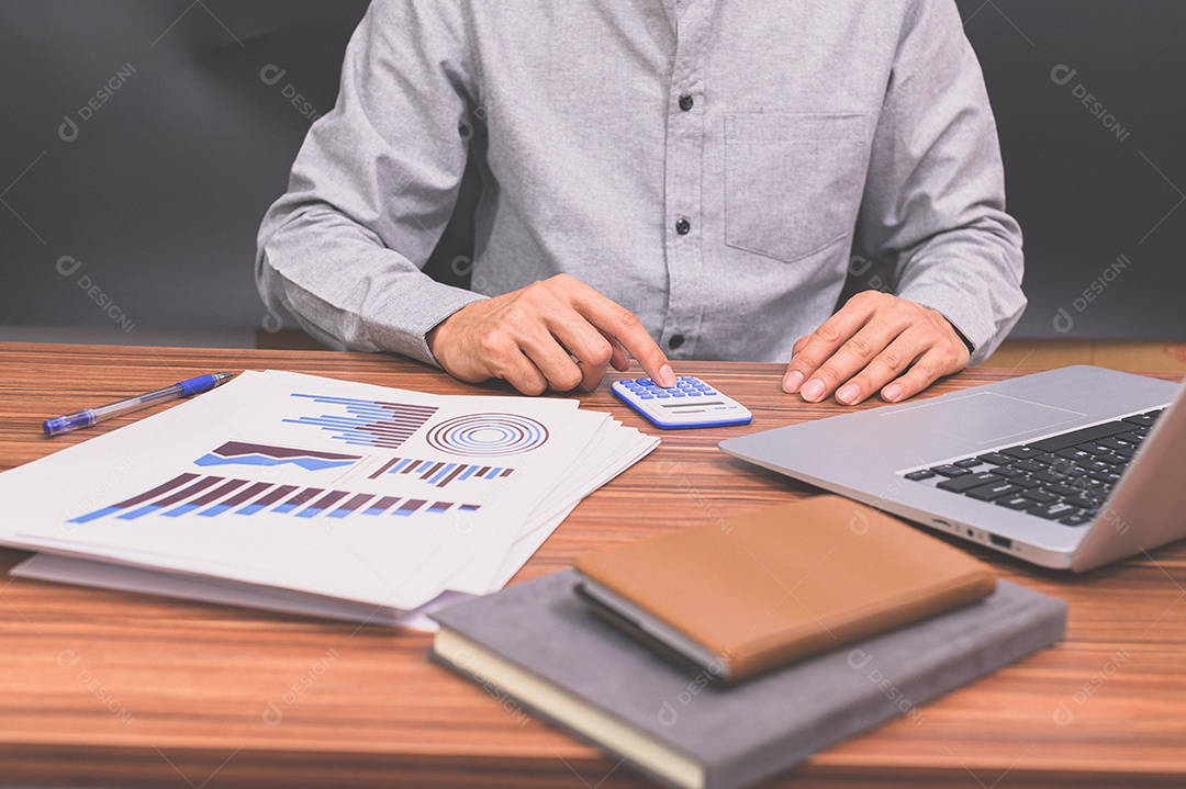 Empresário sentam no trabalho e verificam documentos na mesa da sala