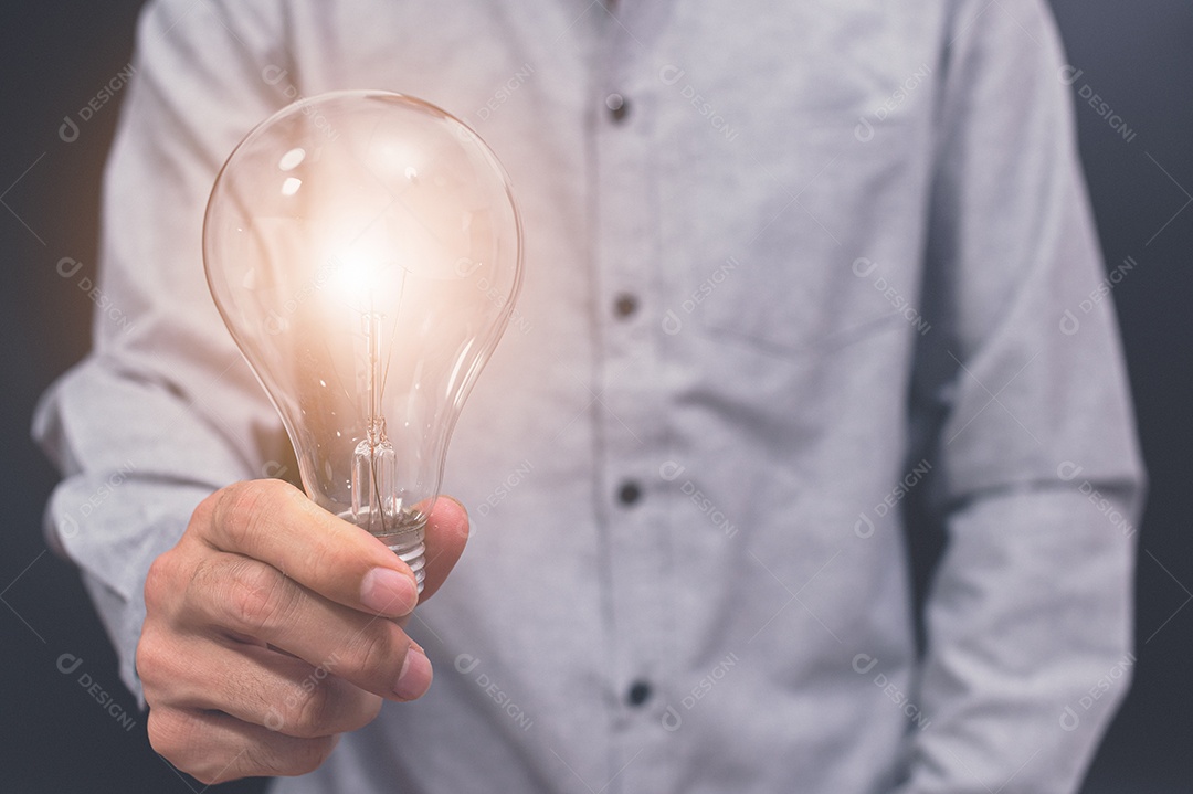 Lâmpada em mãos humanas, novo conceito de ideia