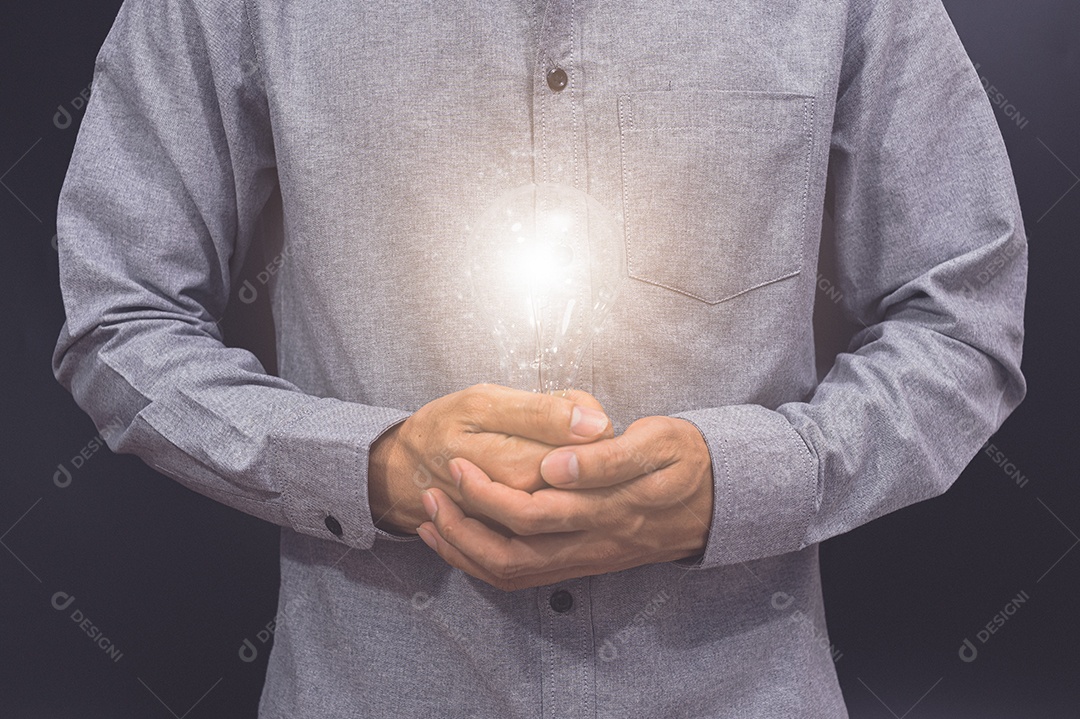 Lâmpada em mãos humanas, novo conceito de ideia