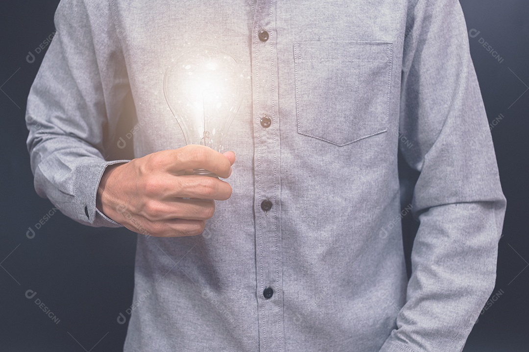 Lâmpada em mãos humanas, novo conceito de ideia