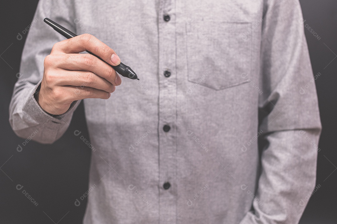 Homem de negócios em pé com uma caneta