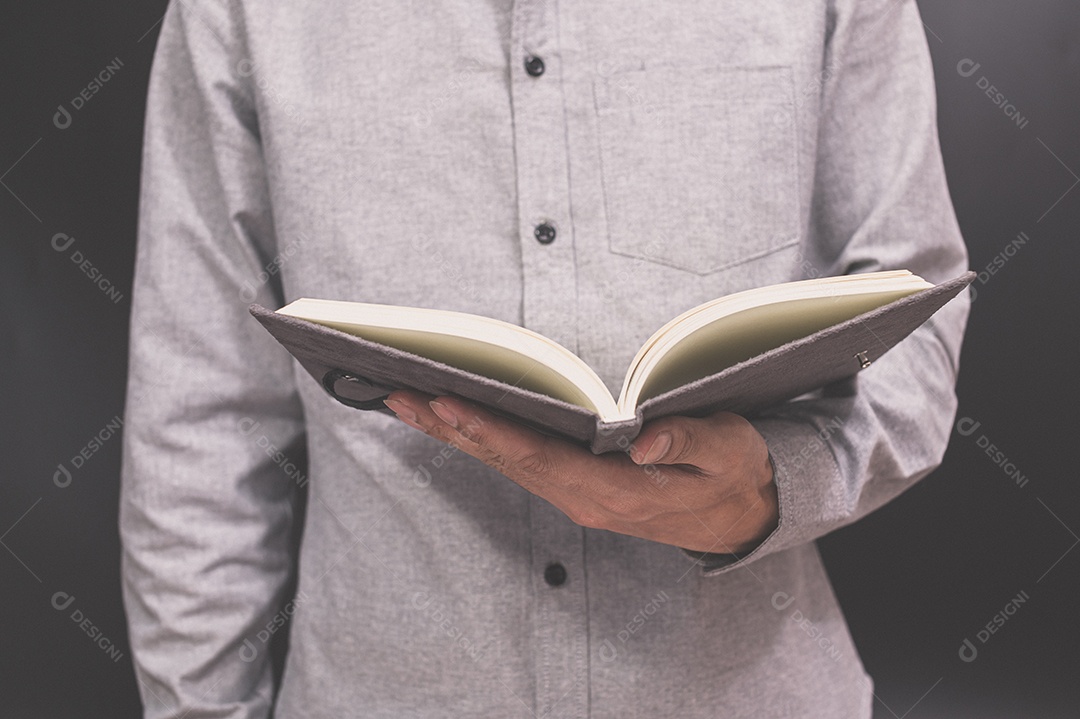 Livro no conceito de mãos humanas adora ler livros