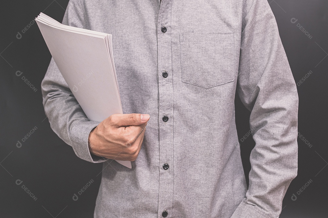 Empresário seguram documentos no trabalho