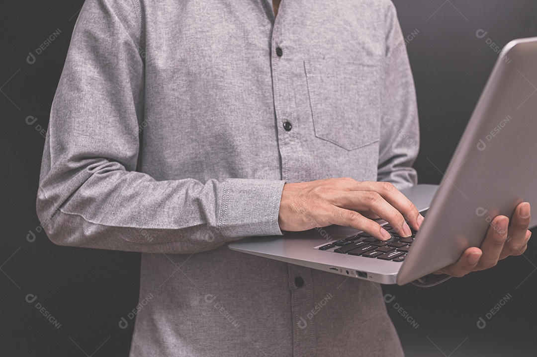 Pessoa de negócios usam notebooks para trabalho