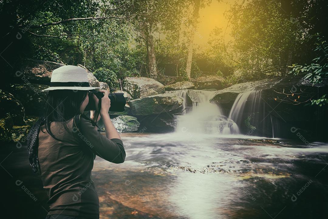 fotografia asiática tire uma foto de cachoeira na floresta profunda na tailândia