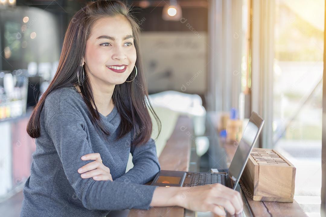 As mulheres asiáticas estão pensando em criar novos empregos e estão sorrindo e trabalhando felizes