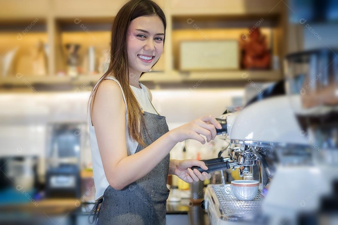 Mulheres asiáticas Barista sorrindo e usando máquina de café no balcão da cafeteria - Mulher trabalhadora, proprietária de pequenas empresas, comida e bebida conceito de café