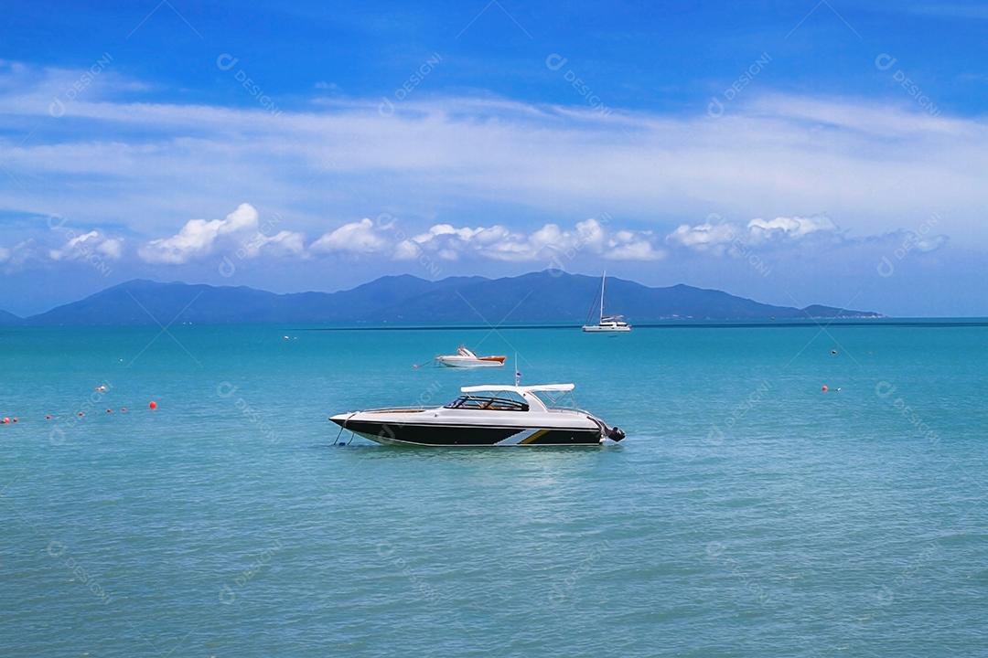 O veleiro e o iate A atividade de desfrutar no verão