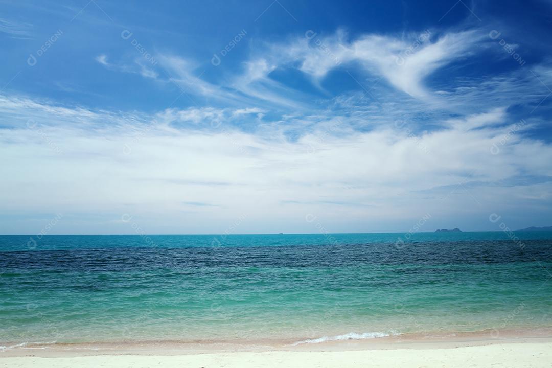 sol e praia arenosa e mar tropical na ilha de Samui, fundo macio e embaçado