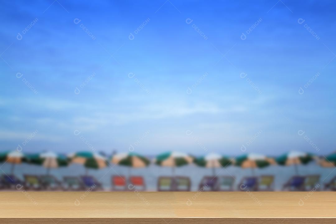 espreguiçadeiras na praia com madeira Perspectiva