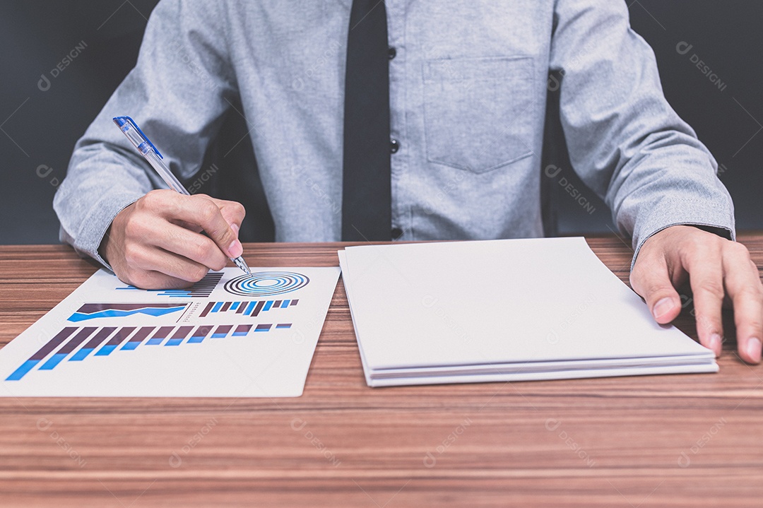 Empresário examinando documento de gráfico de crescimento financeiro de negócios