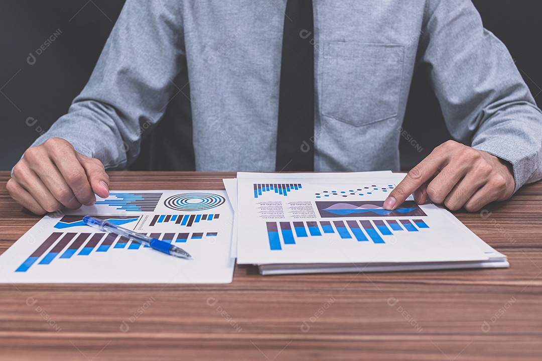 Empresário examinando documento de gráfico de crescimento financeiro de negócios