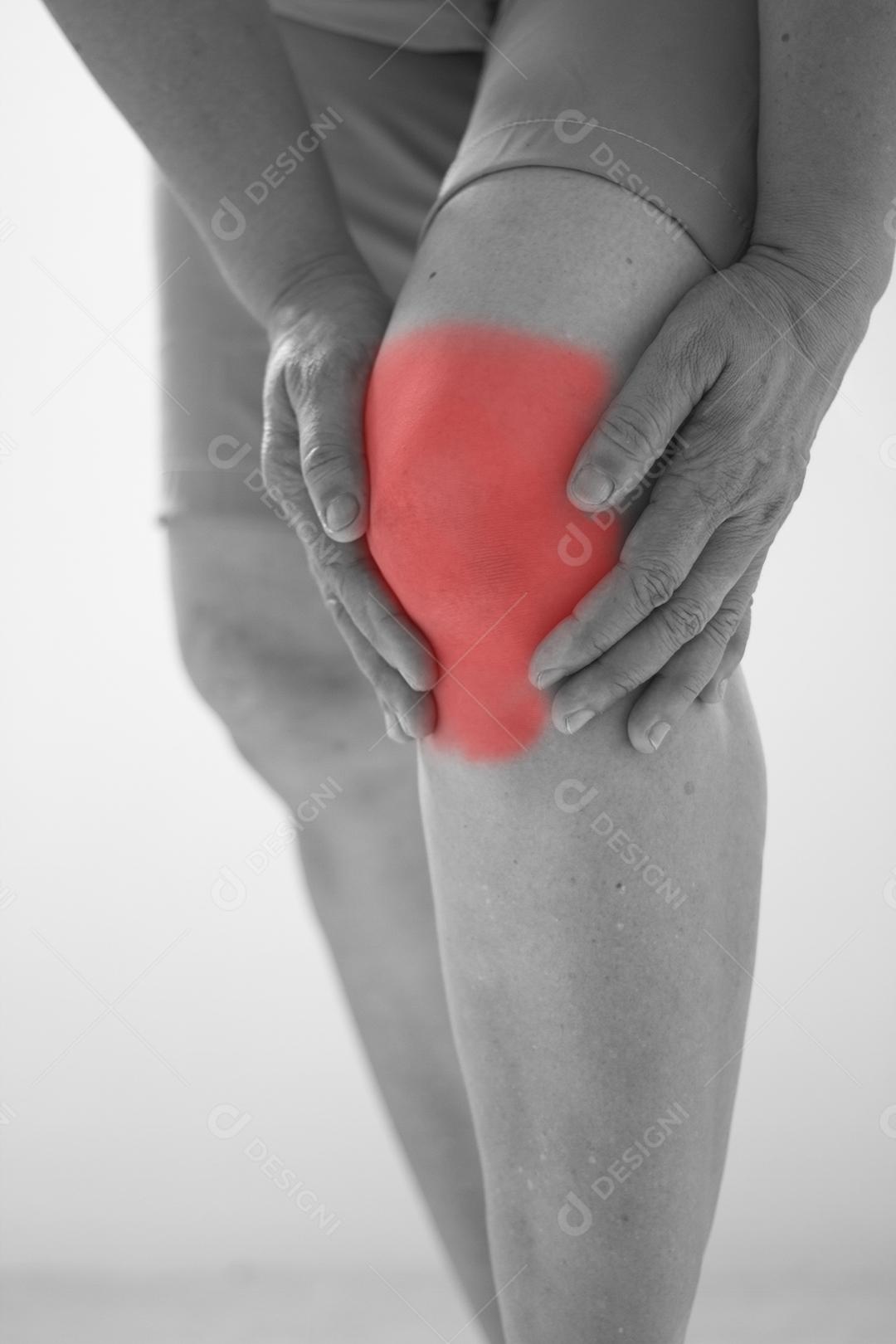 Foco suave de mulheres asiáticas idosas a lesões no joelho em fundo branco, tom preto e branco