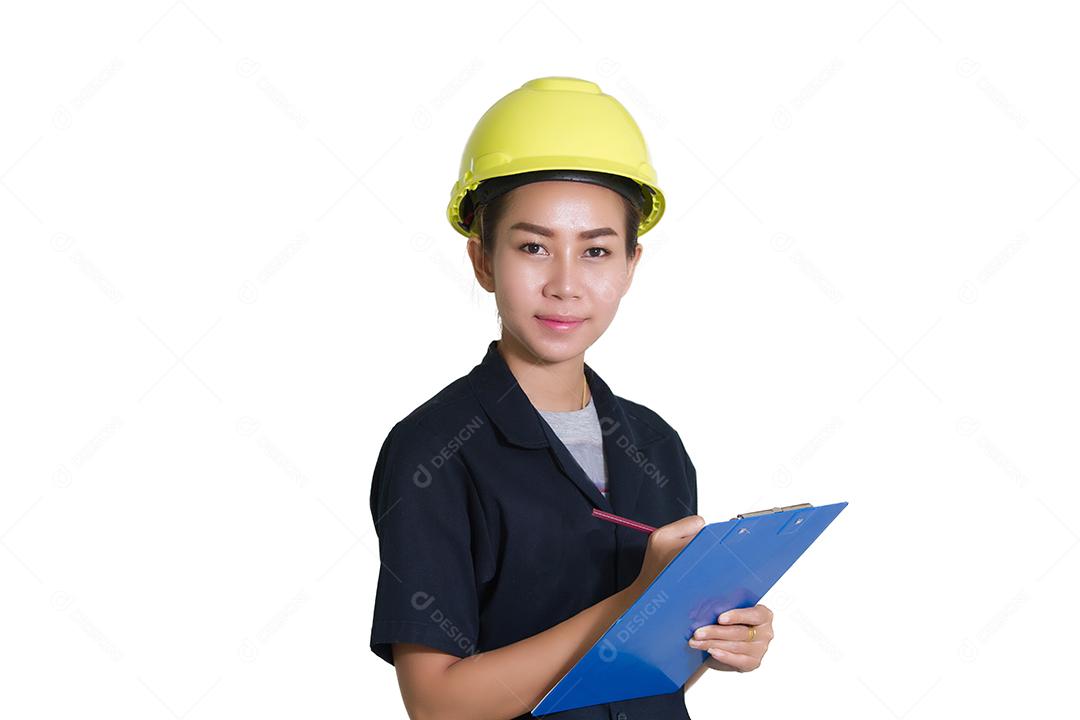 As engenheiras e técnicas asiáticas estão verificando a lista no quadro isolado em fundo branco