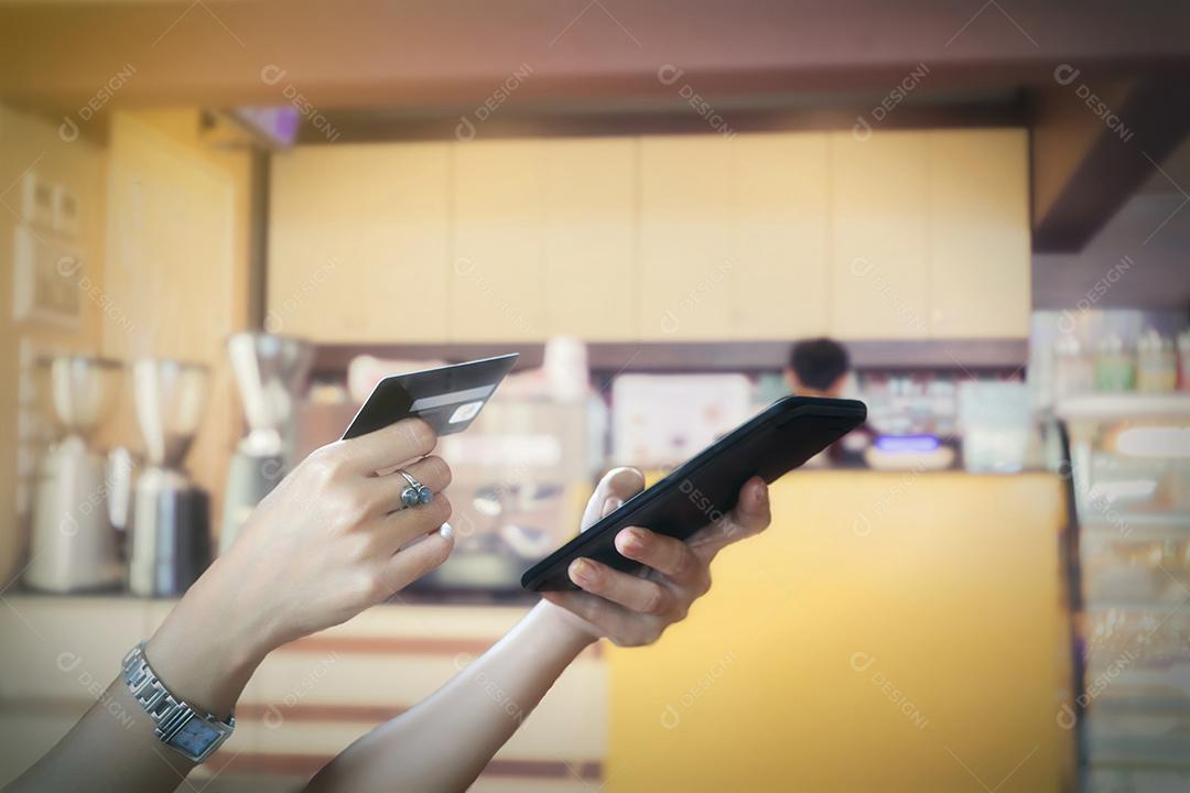 mulher asiática usando telefone inteligente e cartão de crédito compras on-line na mão