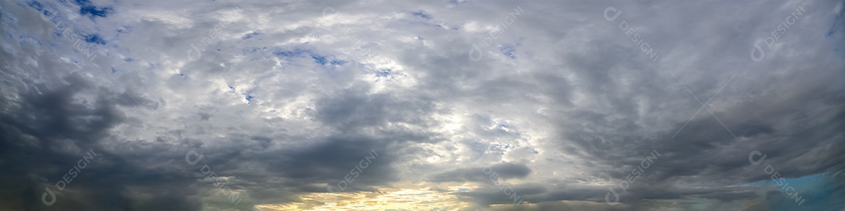 Céu e nuvens à noite