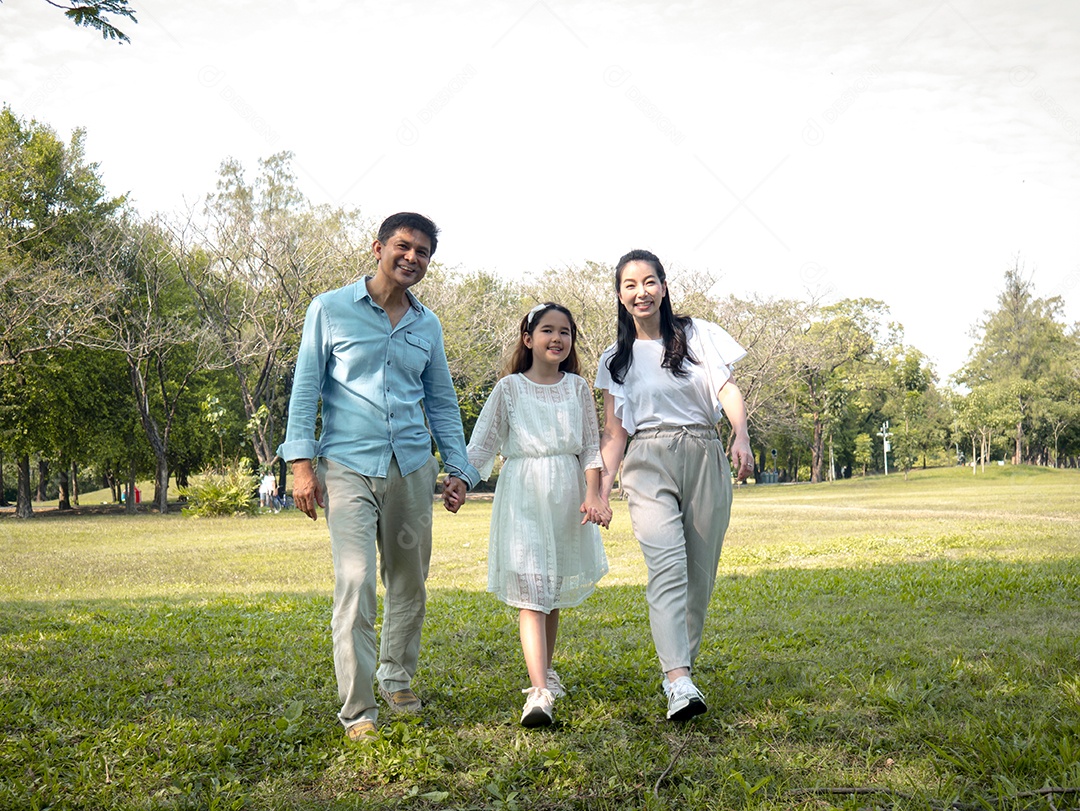 Família asiática no parque.