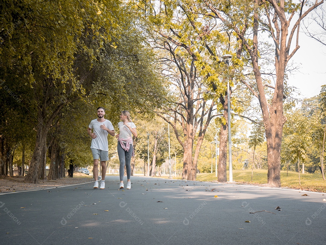 Casais estão se exercitando no parque.