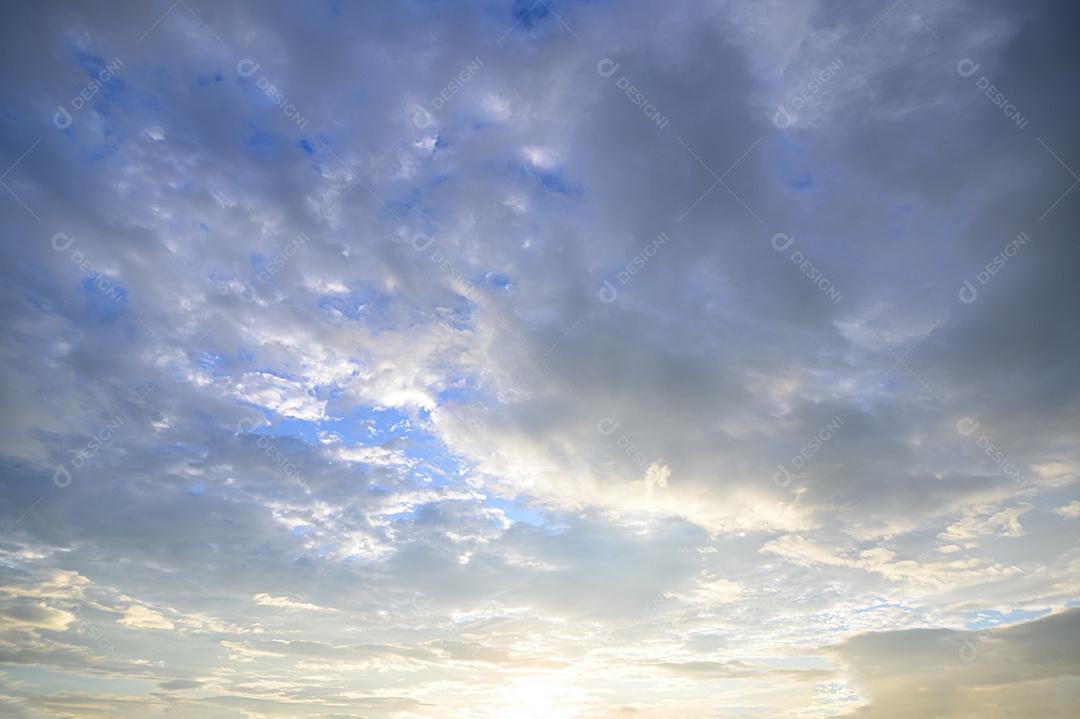 Céu e nuvens à noite