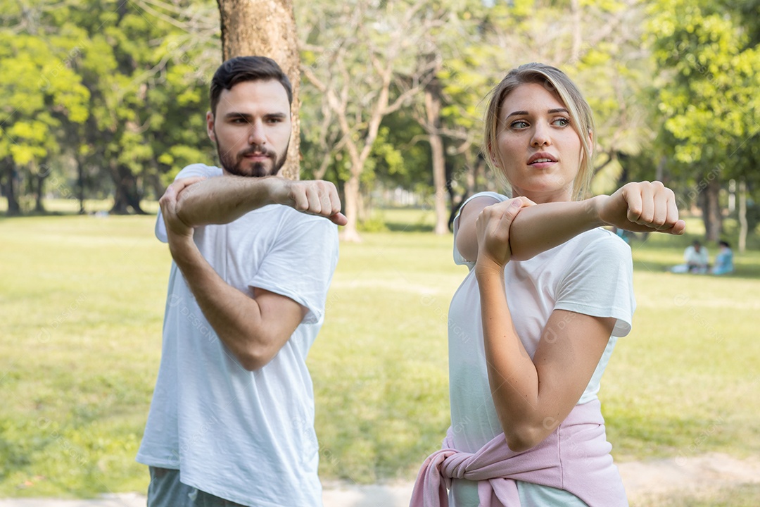 Casais estão se exercitando no parque.