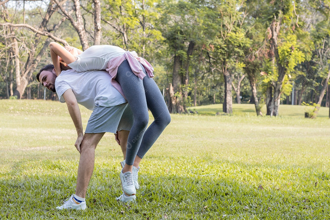 Casais estão se exercitando no parque.