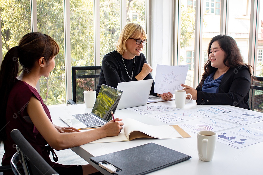 Os empregados fêmeas estão oferecendo trabalhos ao chefe na reunião