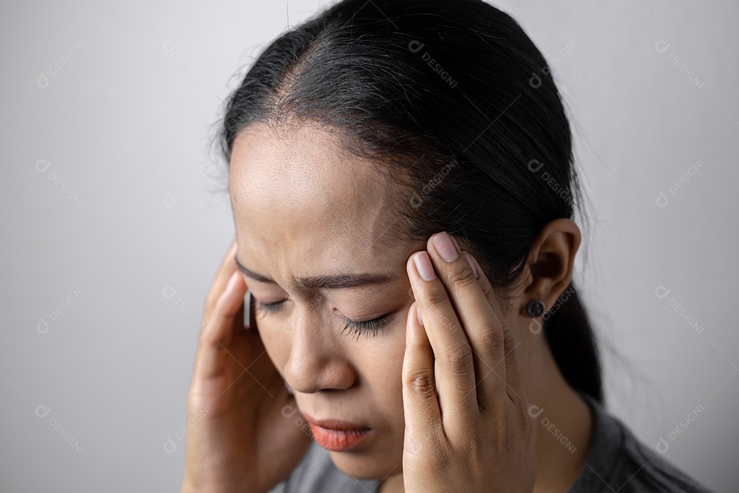 Jovem mulher com estresse e dores de cabeça.
