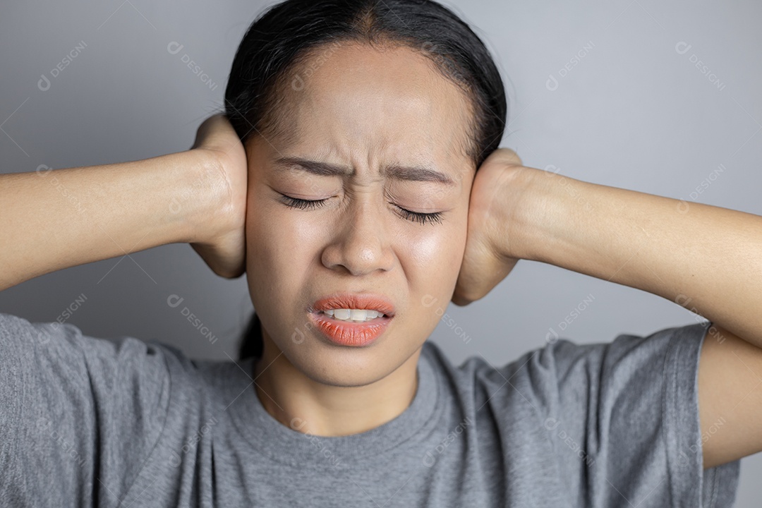 A jovem está sofrendo de dor de ouvido.
