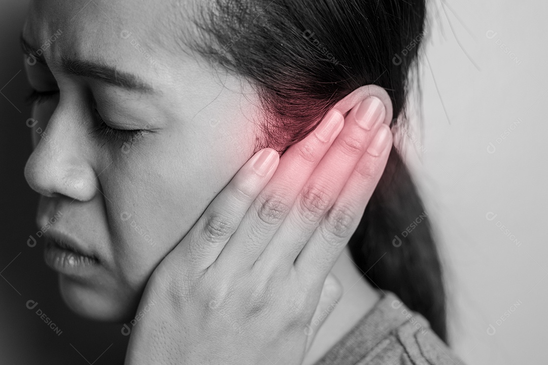 A jovem está sofrendo de dor de ouvido.