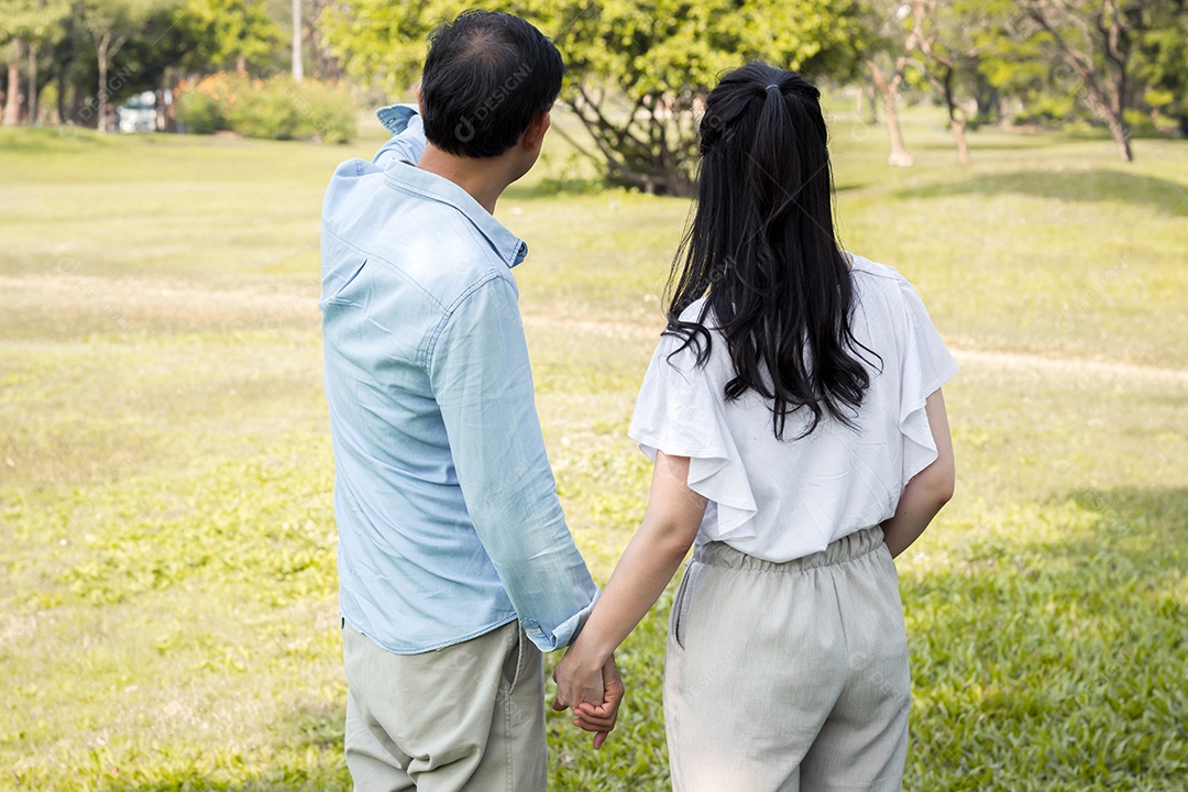 Casais masculinos e femininos adultos no parque.