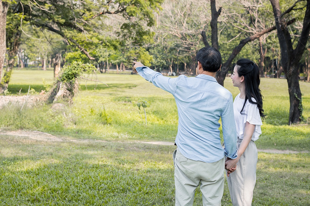 Casais masculinos e femininos adultos no parque.
