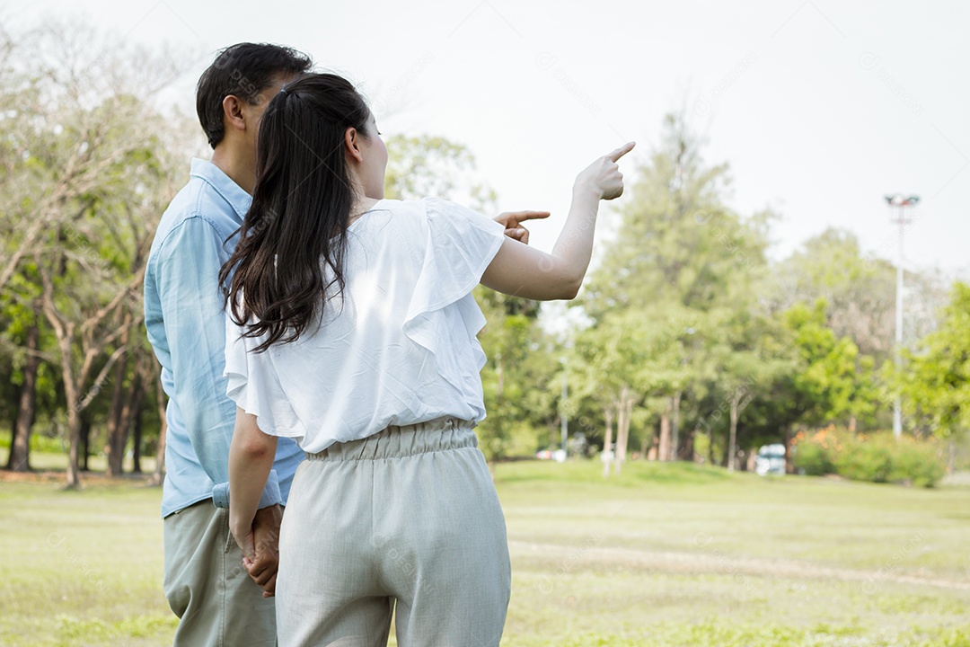 Casais masculinos e femininos adultos no parque.