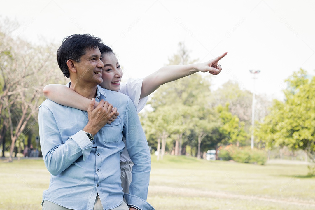 Casais masculinos e femininos adultos no parque.