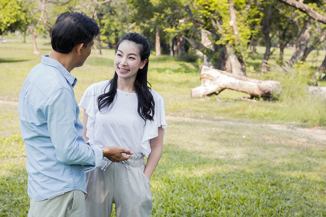 Casais masculinos e femininos adultos no parque.