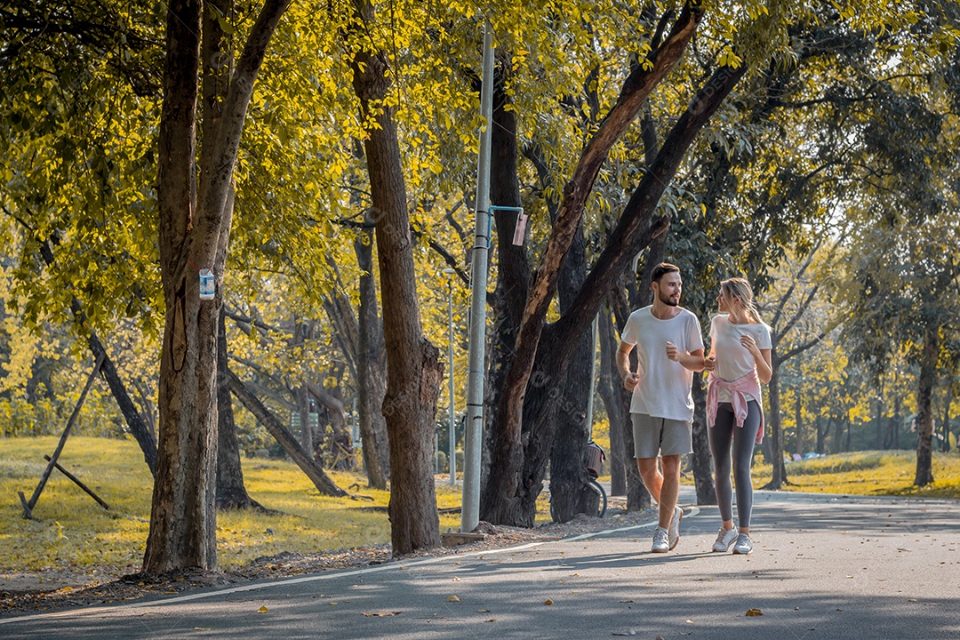 Casais estão se exercitando no parque.