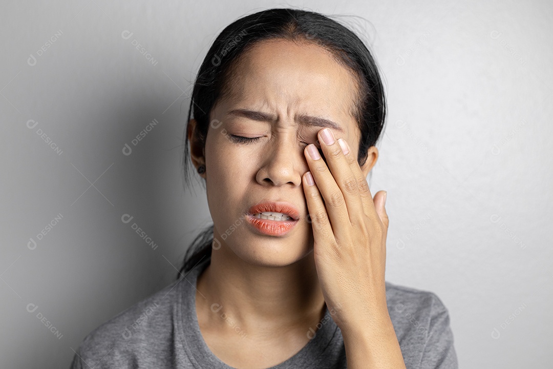 Mulher que sofre de forte dor nos olhos.