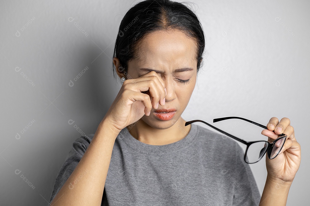 As mulheres seguram óculos e sofrem de dor nos olhos.